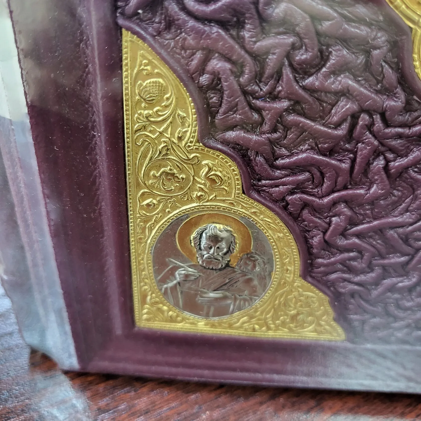 Библия с литьем